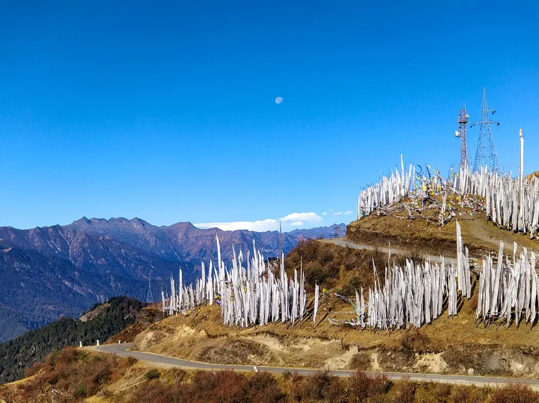 Shingela Pass (about 4,900 m).